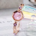 Gros plan d'une montre octogonale or rose pour femme avec pierres cœurs violettes et diamants. - Style Chaîne de Cœur Strass Octogone (Violet) / Violet
