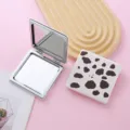Specchio per trucco pieghevole tascabile quadrato mini portatile con motivo mucca dettaglio. - Orso Mucca