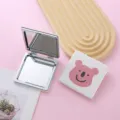 Piccolo specchio tascabile pieghevole con grazioso motivo di orsetto per il trucco quotidiano. - Koala
