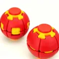 Farbiger 3D gedruckter Dekompressions-Dehnball, Fidget Toy, Detailansicht des Antistress-Spielzeugs. - Rot