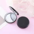 Vista dettagliata dello specchietto tascabile glitterato nero, specchio pieghevole portatile. - Nero