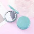 Specchio cosmetico pieghevole a doppia faccia con finitura glitterata blu brillante per uso. - Blu
