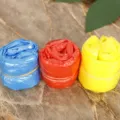 Impermeable desechable comprimido esférico portátil en azul rojo amarillo, poncho de viaje unisex. - Recambio de impermeable