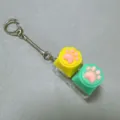 Silicone cat paw decompression keychain, cute mechanical keyboard switch tester keyring. - 2-Button Transparent Case - Silicone Cat Paw (Yellow/Green) Snake Chain + No Light