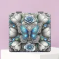 Detailansicht des tragbaren Klappspiegels mit 3D blauer Schmetterling und Kristallrelief. - Grüner Schmetterling mit Blume