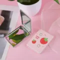 Specchio per trucco pieghevole con fragola e coniglio, specchietto tascabile PU bifacciale. - Fragola