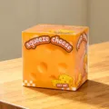 Giocattolo da spremere a forma di formaggio quadrato giocattolo decompressione 7x7cm - Squishy formaggio 7 cm con scatola (arancione)