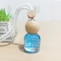 Auto Hänge Parfüm Flasche Lufterfrischer mit Holzdeckel und blauer Duftflüssigkeit. - Ozean
