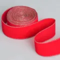 Vista dettagliata del nastro di velluto rosso con bordo dorato, ideale per Natale. - Rosso Bordo Linea Oro 6.3cm