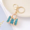 Close-up detailopname van een sprankelende strass handtas sleutelhanger, mooi. - Meerblauw