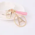 Porte-clés lettre A en strass doré avec pompon rose, charmant accessoire pour sac. - Lettre A
