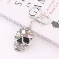Detailopname van fonkelende strass schedel sleutelhanger hanger met glanzende metalen afwerking. - Zilver