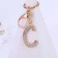 Détail du porte-clés lettre C en strass, pendentif en alliage doré avec cristaux en gros plan. - Lettre C