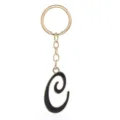 Vue détaillée de l'élégant porte-clés pendentif avec lettre C en métal doré et noir. - Lettre C