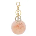 Gros plan du porte-clés pompon rose duveteux doté d'une breloque lettre B en strass brillants. - Lettre B