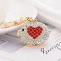 Dettaglio portachiavi maialino strass cristallo scintillante ciondolo borsa metallo elegante. - Rosso