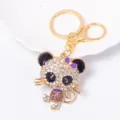 Vista dettaglio portachiavi gatto con strass, ciondolo in metallo dorato per borse e chiavi. - Viola