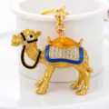 Prachtige vergulde strass kameel sleutelhanger tas charm met mooie emaille details. - Stijl 3