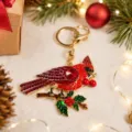 Vue détaillée du porte-clés strass cardinal rouge de Noël et pendentif en alliage. - Couleur 2