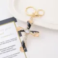 Portachiavi con croce in strass gotico con anello dorato, ciondolo in cristallo scintillante. - Nero