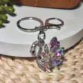 Détail de porte-clés cygne en cristal avec strass scintillants et anneau en métal. - Rose