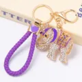 Porte-clés éléphant en cristal de luxe avec lanière tressée violette et anneaux dorés. - Couleur 1