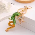 Vue détaillée du porte-clés de sac en métal strass dragon zodiaque chinois élégant. - Vert