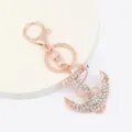 Detalle de llavero de ancla con diamantes de imitación, elegante colgante de llave en oro rosa. - Blanco