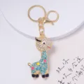 Vista ravvicinata del portachiavi giraffa in strass carino con cristalli splendenti. - Colore 2