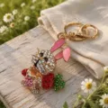 Niedlicher Strass Hasen Schlüsselanhänger mit Karotten Anhänger, schicke Tasche Deko. - Rosa
