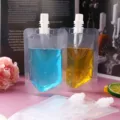 Transparente Standbeutel mit Ausguss für Säfte, Detailansicht der Flüssigkeitsverpackung - 10 Stück Packung (Für 100ml)