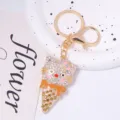 Vista ravvicinata dettagliata portachiavi gatto strass ciondolo gelato scintillante - Oro