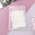 Detailansicht eines matt-transparenten Reißverschlussbeutels mit Textur - 14x20cm / 0,16mm / 100er Pack