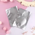 Detail von mattsilbernen Alufolienbeuteln mit Einreißkerbe für Maskenverpackungen - 5*7cm / Silber