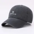 Gewaschene dunkelgraue Baseballkappe mit weißer Stickerei, lässiger Stil für Outdoor. - Reguläre Größe (56–60 cm) / Grau