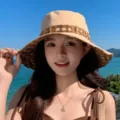 Vue rapprochée du chapeau de pêcheur à carreaux élégant avec un large bord tendance. - Kaki