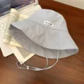 Gestreepte emmerhoed met verstelbaar windtouw voor dames, casual zonbeschermingshoed. - Grijs