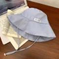 Blauw-wit gestreepte vissershoed met kinband, casual zonbeschermingshoed voor dames buitenshuis. - Blauw