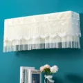Vista ravvicinata dell'elegante copertura per condizionatore in pizzo bianco con gonna in tulle. - Modello a copertura totale 1-1,5 HP (lunghezza inferiore a 86 cm) / Amore di farfalla - beige riso