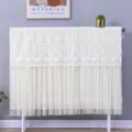 Detailansicht der weißen Spitzen-Heizkörperabdeckung mit eleganten Blumenstickmustern. - 50*70cm / Beige