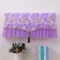 Vista dettagliata della copertura antipolvere per condizionatore in pizzo viola con fiori. - 1-1,5 CV (design senza rimozione) / Viola peonia primaverile