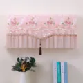 Copertura per condizionatore in pizzo rosa ricamato con nappe, antipolvere per unità 1.5P. - 1-1,5 CV (design senza rimozione) / Peonia primaverile rosa