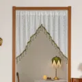 Detailansicht des weißen Spitzentürvorhangs mit vintage grünem Perlenvolant für Heimdeko. - Flache Breite 1,8 m (wie abgebildet) / Blütenflüstern Grün