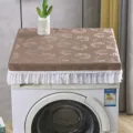 Detailansicht der wasserdichten PU-Waschmaschinenabdeckung mit weißer Spitzenborte und Muster. - 60*45cm / PU-Windspiel Kaffeebraun
