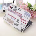 Detalle en primer plano de la funda para portátil de lona de 14 pulgadas con estampado de París. - Torre de corazón