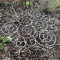 Blumenförmige Metall-Pflanzenstütze im Garten - S