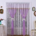 Escena de detalle de decoración interior con cortina de encaje blanco vintage y tela morada. - Barra Extensible 100-180cm / Púrpura Francés
