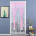 Dettaglio tenda porta in tulle rosa con volant delicati e trasparenza elegante nella stanza. - Tenda quattro stagioni larghezza 100 * altezza 210 cm / Garza antizanzare a doppio strato rosa estetica