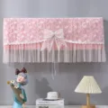 Dettaglio copricondizionatore in pizzo rosa, elegante fiocco e design con frange in tulle fine. - Nuovo fiocco rosa - non serve rimuovere per l'uso
