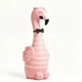 Vue détaillée d'un vase créatif en résine cygne rose avec un motif à rayures élégant - Style Nœud Papillon Rayé Rose (Style D) / Hauteur 15cm